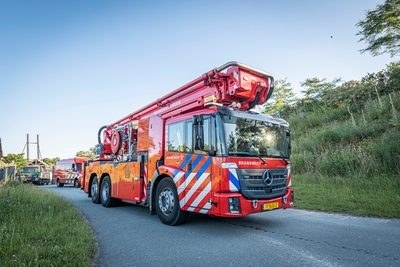 In een safari-truck is brand uitgebroken, midden in het verblijf met wilde dieren. Dat is het scenario van een grootscheepse oefening tussen het Noodhulpteam van het Rode Kruis, de brandweer en de BHV-organisatie van dierenpark Wildlands. Tientallen gewonden moesten door de hulpdiensten worden opgevangen en behandeld.