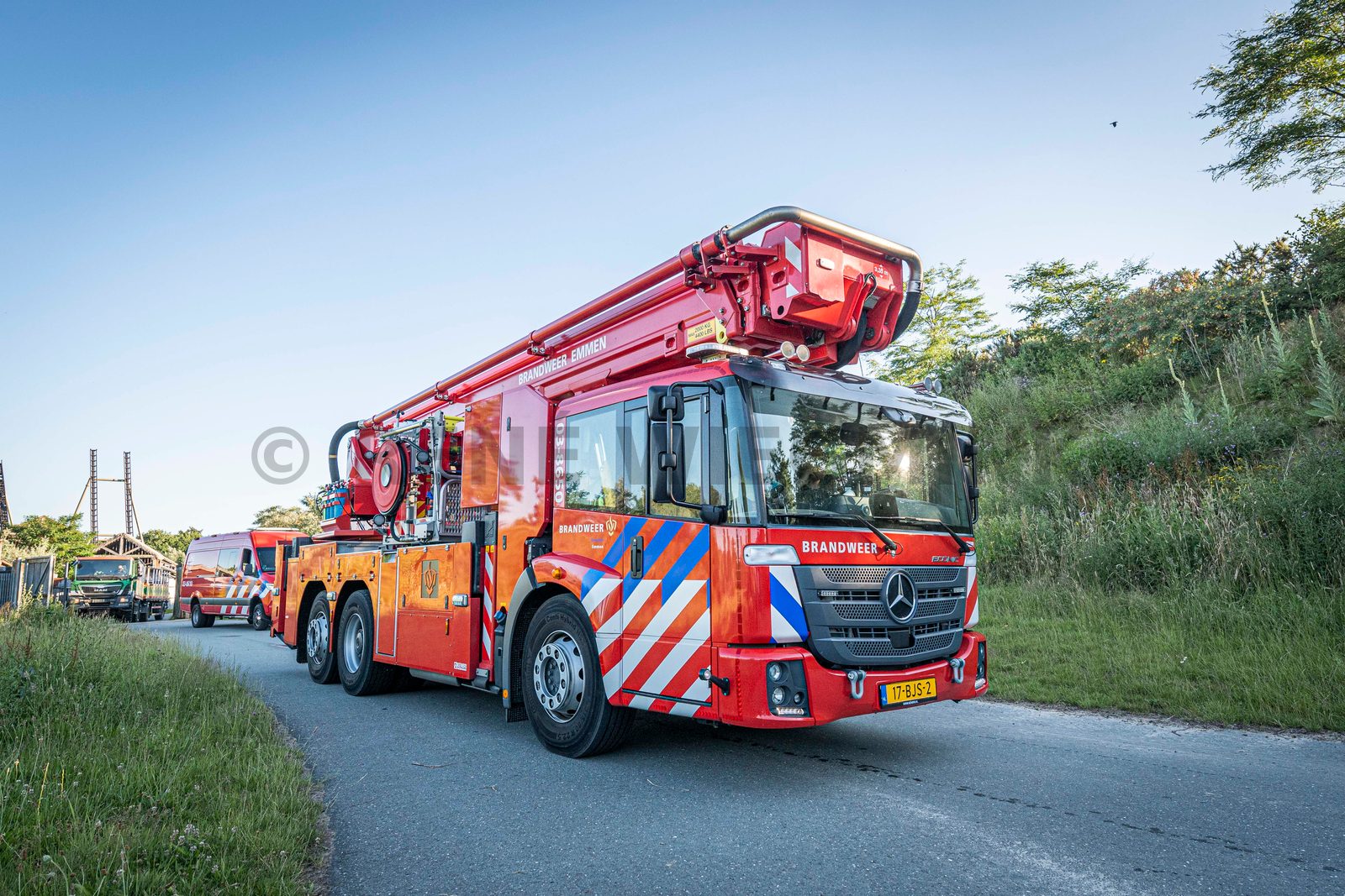 In een safari-truck is brand uitgebroken, midden in het verblijf met wilde dieren. Dat is het scenario van een grootscheepse oefening tussen het Noodhulpteam van het Rode Kruis, de brandweer en de BHV-organisatie van dierenpark Wildlands. Tientallen gewonden moesten door de hulpdiensten worden opgevangen en behandeld.