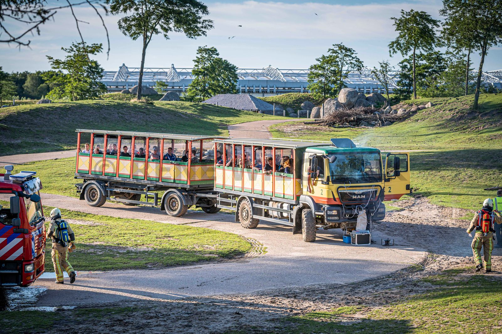 In een safari-truck is brand uitgebroken, midden in het verblijf met wilde dieren. Dat is het scenario van een grootscheepse oefening tussen het Noodhulpteam van het Rode Kruis, de brandweer en de BHV-organisatie van dierenpark Wildlands. Tientallen gewonden moesten door de hulpdiensten worden opgevangen en behandeld.