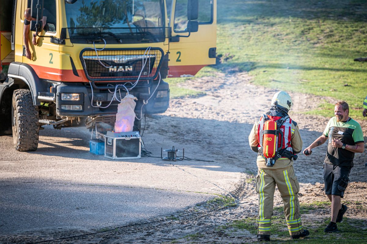 In een safari-truck is brand uitgebroken, midden in het verblijf met wilde dieren. Dat is het scenario van een grootscheepse oefening tussen het Noodhulpteam van het Rode Kruis, de brandweer en de BHV-organisatie van dierenpark Wildlands. Tientallen gewonden moesten door de hulpdiensten worden opgevangen en behandeld.