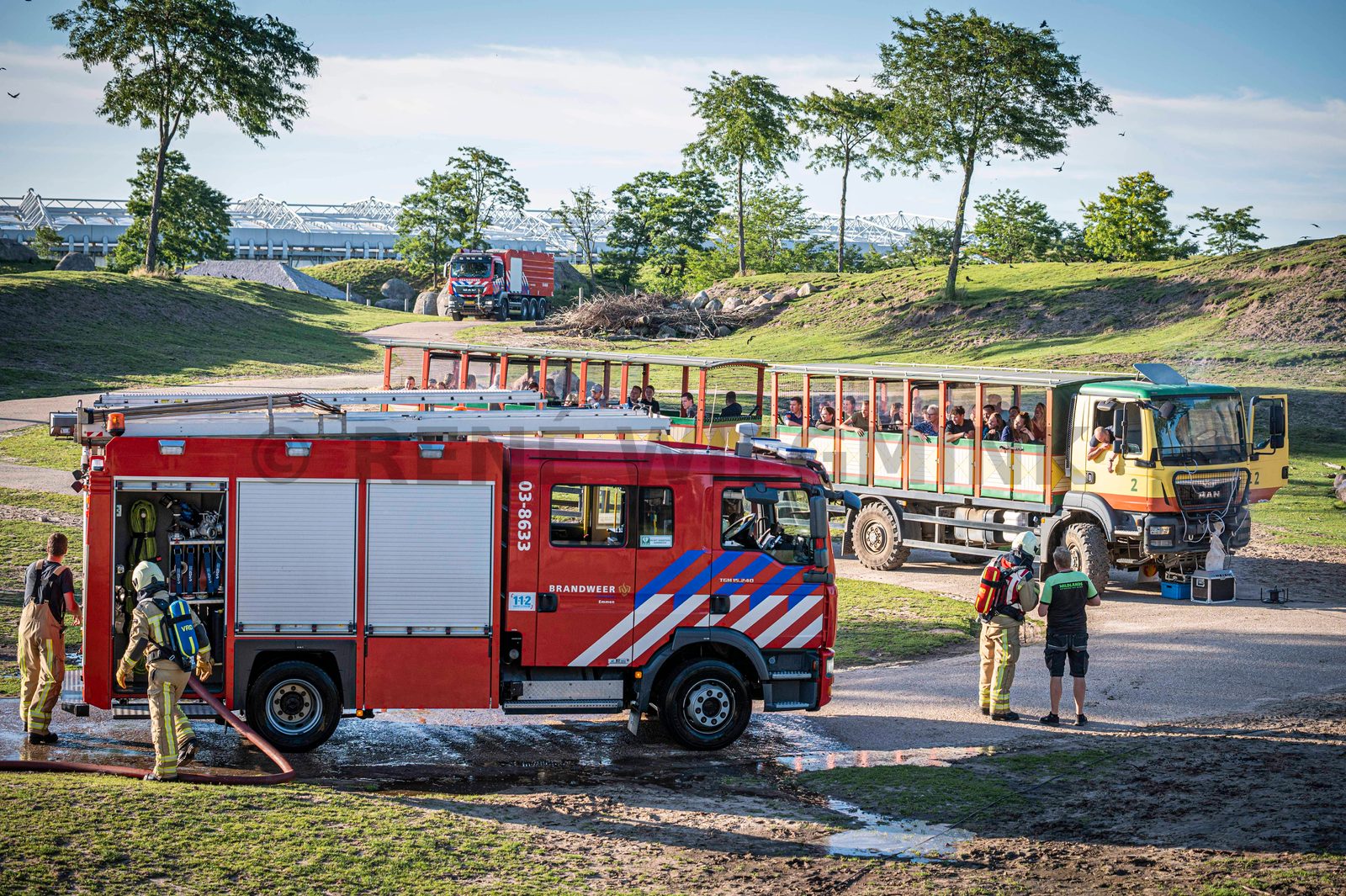 In een safari-truck is brand uitgebroken, midden in het verblijf met wilde dieren. Dat is het scenario van een grootscheepse oefening tussen het Noodhulpteam van het Rode Kruis, de brandweer en de BHV-organisatie van dierenpark Wildlands. Tientallen gewonden moesten door de hulpdiensten worden opgevangen en behandeld.