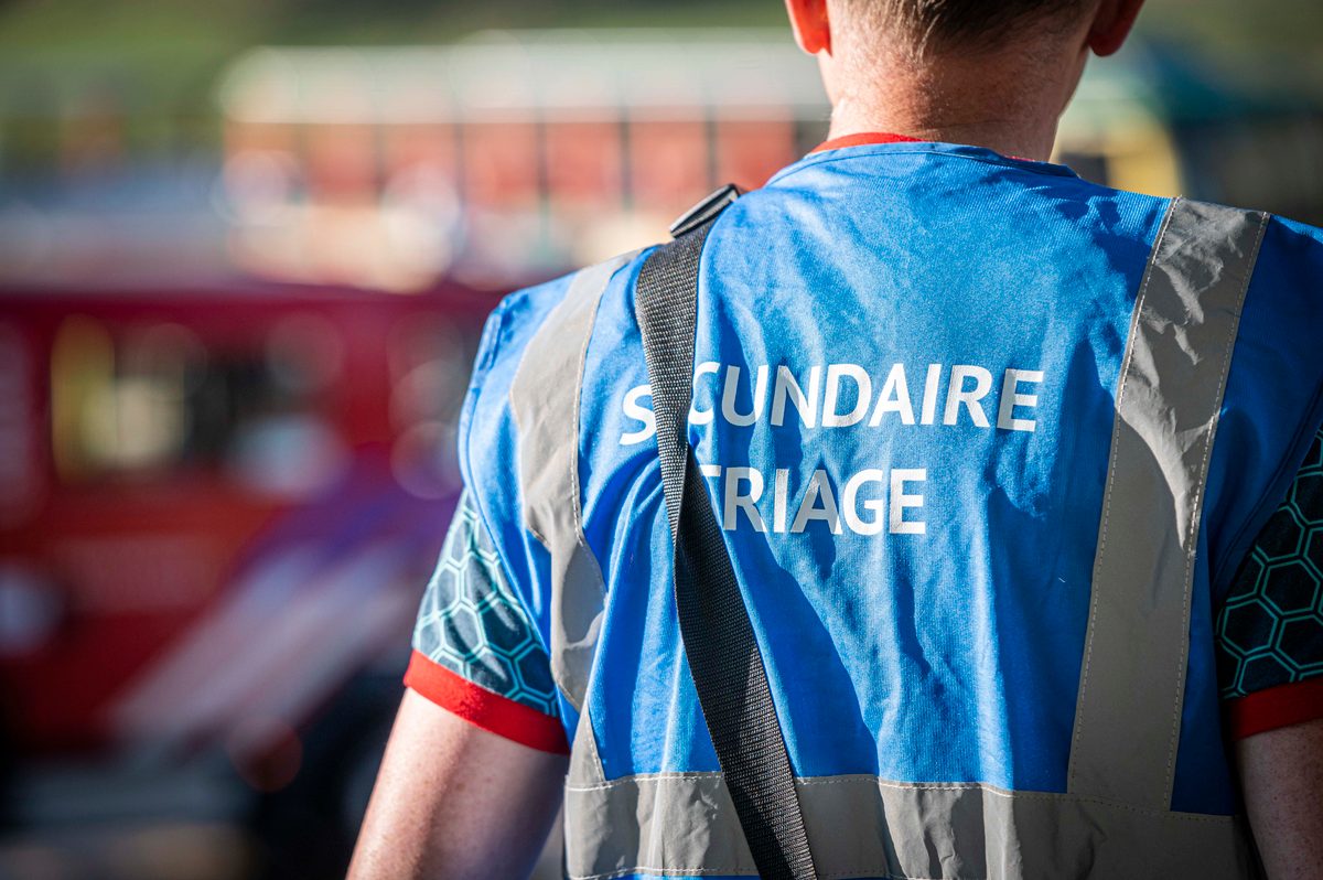 In een safari-truck is brand uitgebroken, midden in het verblijf met wilde dieren. Dat is het scenario van een grootscheepse oefening tussen het Noodhulpteam van het Rode Kruis, de brandweer en de BHV-organisatie van dierenpark Wildlands. Tientallen gewonden moesten door de hulpdiensten worden opgevangen en behandeld.