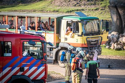 In een safari-truck is brand uitgebroken, midden in het verblijf met wilde dieren. Dat is het scenario van een grootscheepse oefening tussen het Noodhulpteam van het Rode Kruis, de brandweer en de BHV-organisatie van dierenpark Wildlands. Tientallen gewonden moesten door de hulpdiensten worden opgevangen en behandeld.
