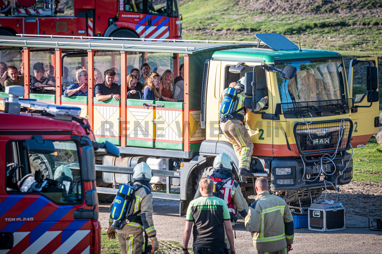 In een safari-truck is brand uitgebroken, midden in het verblijf met wilde dieren. Dat is het scenario van een grootscheepse oefening tussen het Noodhulpteam van het Rode Kruis, de brandweer en de BHV-organisatie van dierenpark Wildlands. Tientallen gewonden moesten door de hulpdiensten worden opgevangen en behandeld.