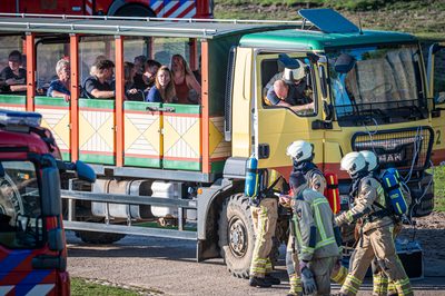 In een safari-truck is brand uitgebroken, midden in het verblijf met wilde dieren. Dat is het scenario van een grootscheepse oefening tussen het Noodhulpteam van het Rode Kruis, de brandweer en de BHV-organisatie van dierenpark Wildlands. Tientallen gewonden moesten door de hulpdiensten worden opgevangen en behandeld.