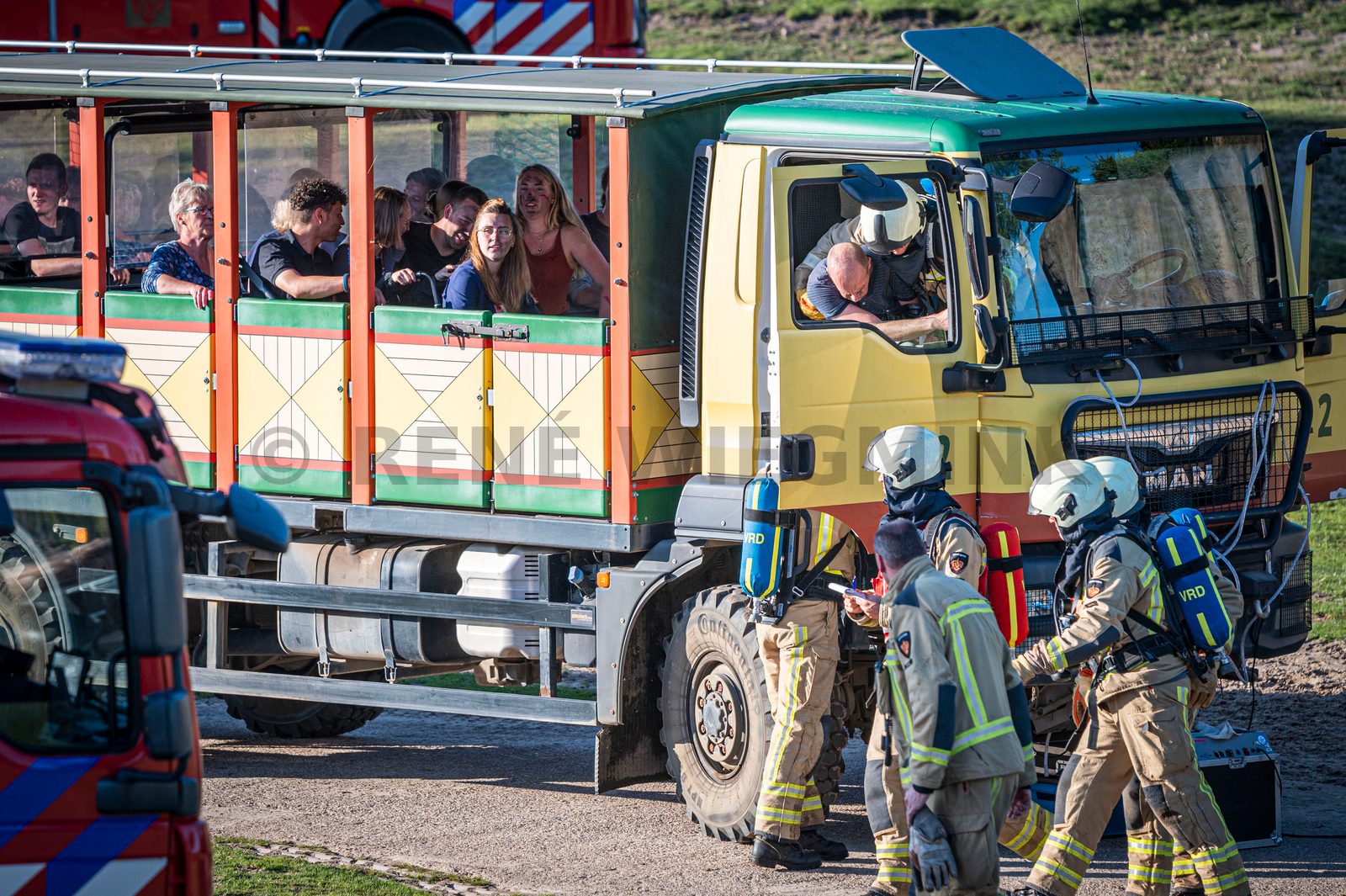 In een safari-truck is brand uitgebroken, midden in het verblijf met wilde dieren. Dat is het scenario van een grootscheepse oefening tussen het Noodhulpteam van het Rode Kruis, de brandweer en de BHV-organisatie van dierenpark Wildlands. Tientallen gewonden moesten door de hulpdiensten worden opgevangen en behandeld.