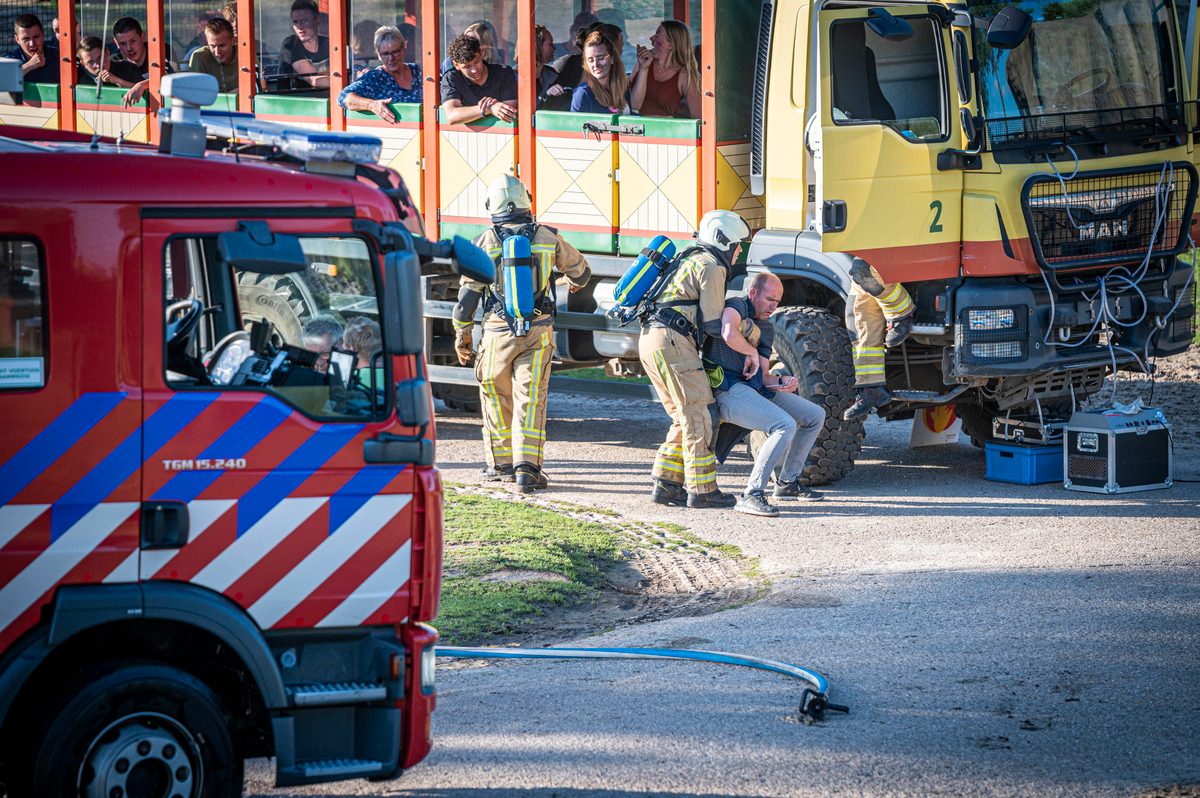 In een safari-truck is brand uitgebroken, midden in het verblijf met wilde dieren. Dat is het scenario van een grootscheepse oefening tussen het Noodhulpteam van het Rode Kruis, de brandweer en de BHV-organisatie van dierenpark Wildlands. Tientallen gewonden moesten door de hulpdiensten worden opgevangen en behandeld.