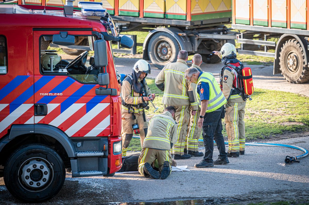 In een safari-truck is brand uitgebroken, midden in het verblijf met wilde dieren. Dat is het scenario van een grootscheepse oefening tussen het Noodhulpteam van het Rode Kruis, de brandweer en de BHV-organisatie van dierenpark Wildlands. Tientallen gewonden moesten door de hulpdiensten worden opgevangen en behandeld.