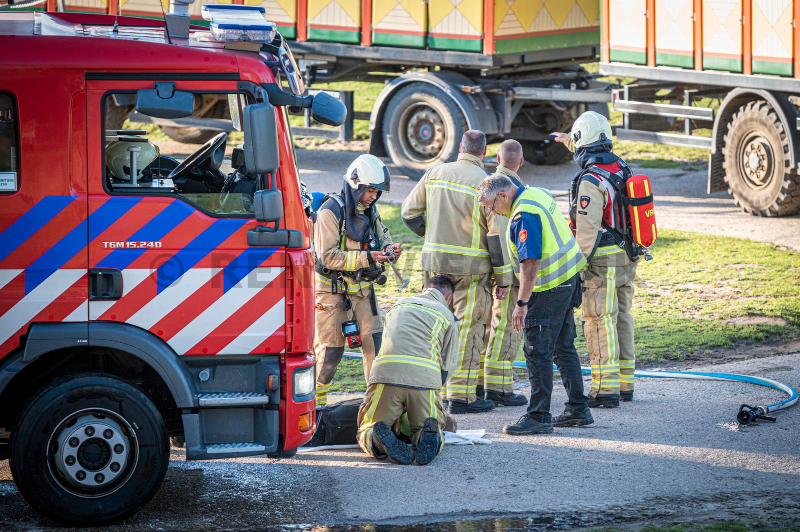 In een safari-truck is brand uitgebroken, midden in het verblijf met wilde dieren. Dat is het scenario van een grootscheepse oefening tussen het Noodhulpteam van het Rode Kruis, de brandweer en de BHV-organisatie van dierenpark Wildlands. Tientallen gewonden moesten door de hulpdiensten worden opgevangen en behandeld.