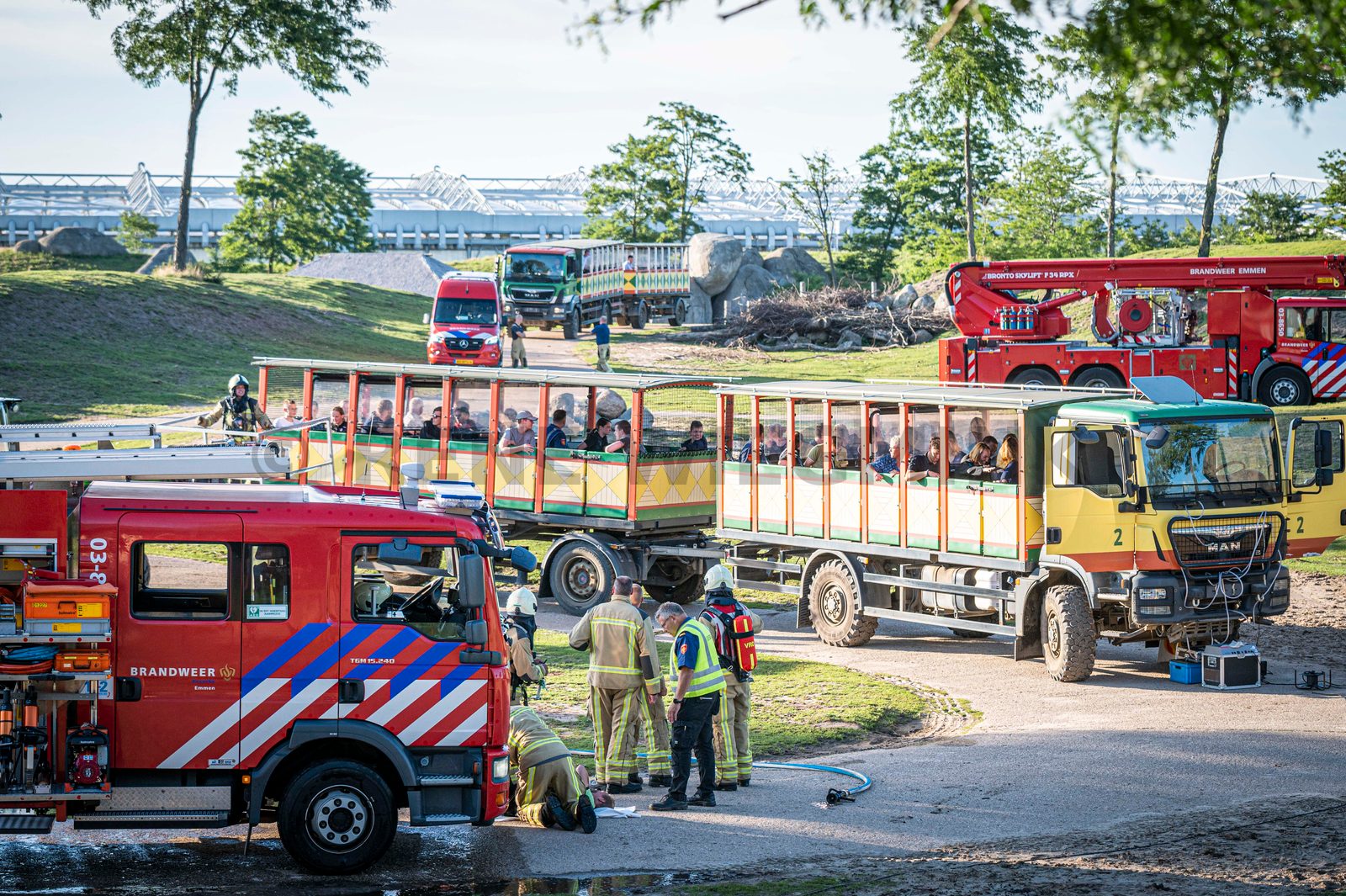 In een safari-truck is brand uitgebroken, midden in het verblijf met wilde dieren. Dat is het scenario van een grootscheepse oefening tussen het Noodhulpteam van het Rode Kruis, de brandweer en de BHV-organisatie van dierenpark Wildlands. Tientallen gewonden moesten door de hulpdiensten worden opgevangen en behandeld.