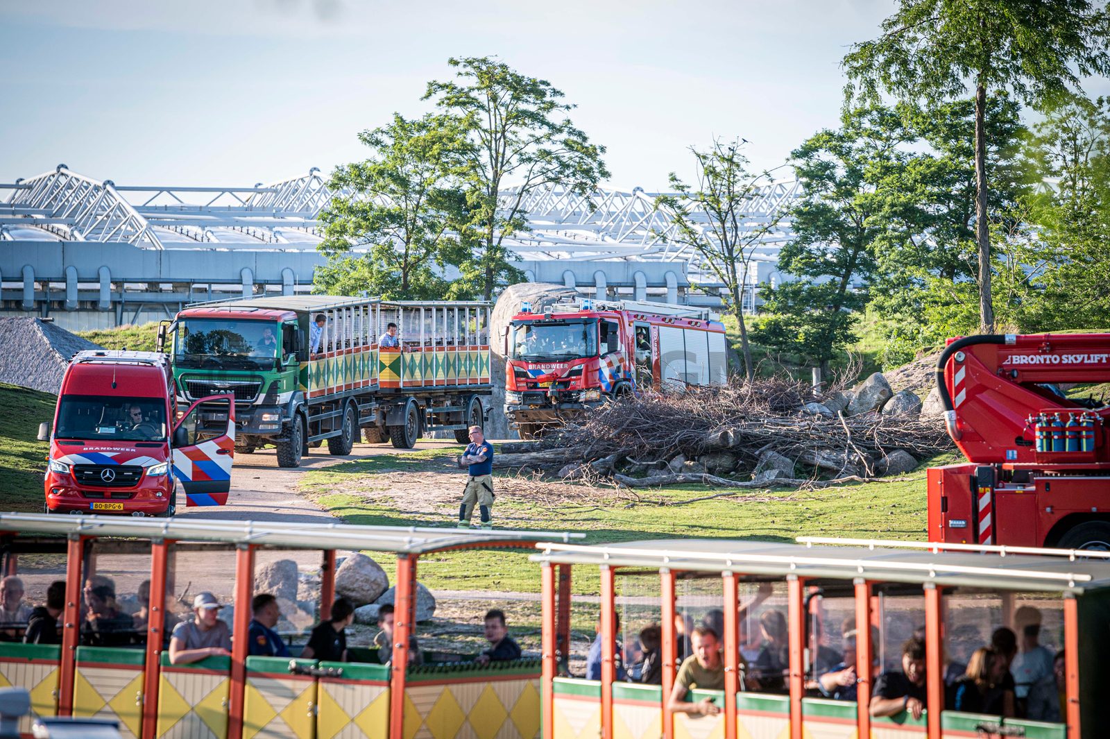 In een safari-truck is brand uitgebroken, midden in het verblijf met wilde dieren. Dat is het scenario van een grootscheepse oefening tussen het Noodhulpteam van het Rode Kruis, de brandweer en de BHV-organisatie van dierenpark Wildlands. Tientallen gewonden moesten door de hulpdiensten worden opgevangen en behandeld.