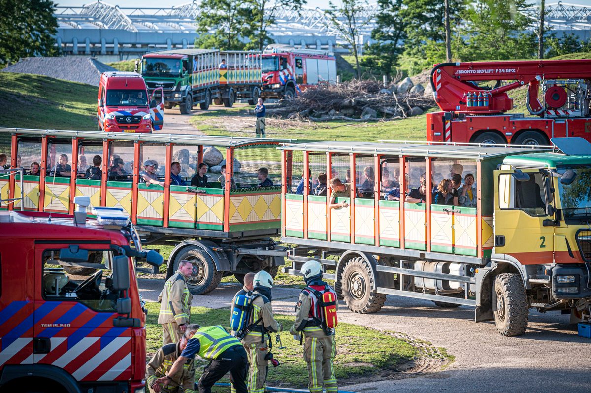 In een safari-truck is brand uitgebroken, midden in het verblijf met wilde dieren. Dat is het scenario van een grootscheepse oefening tussen het Noodhulpteam van het Rode Kruis, de brandweer en de BHV-organisatie van dierenpark Wildlands. Tientallen gewonden moesten door de hulpdiensten worden opgevangen en behandeld.