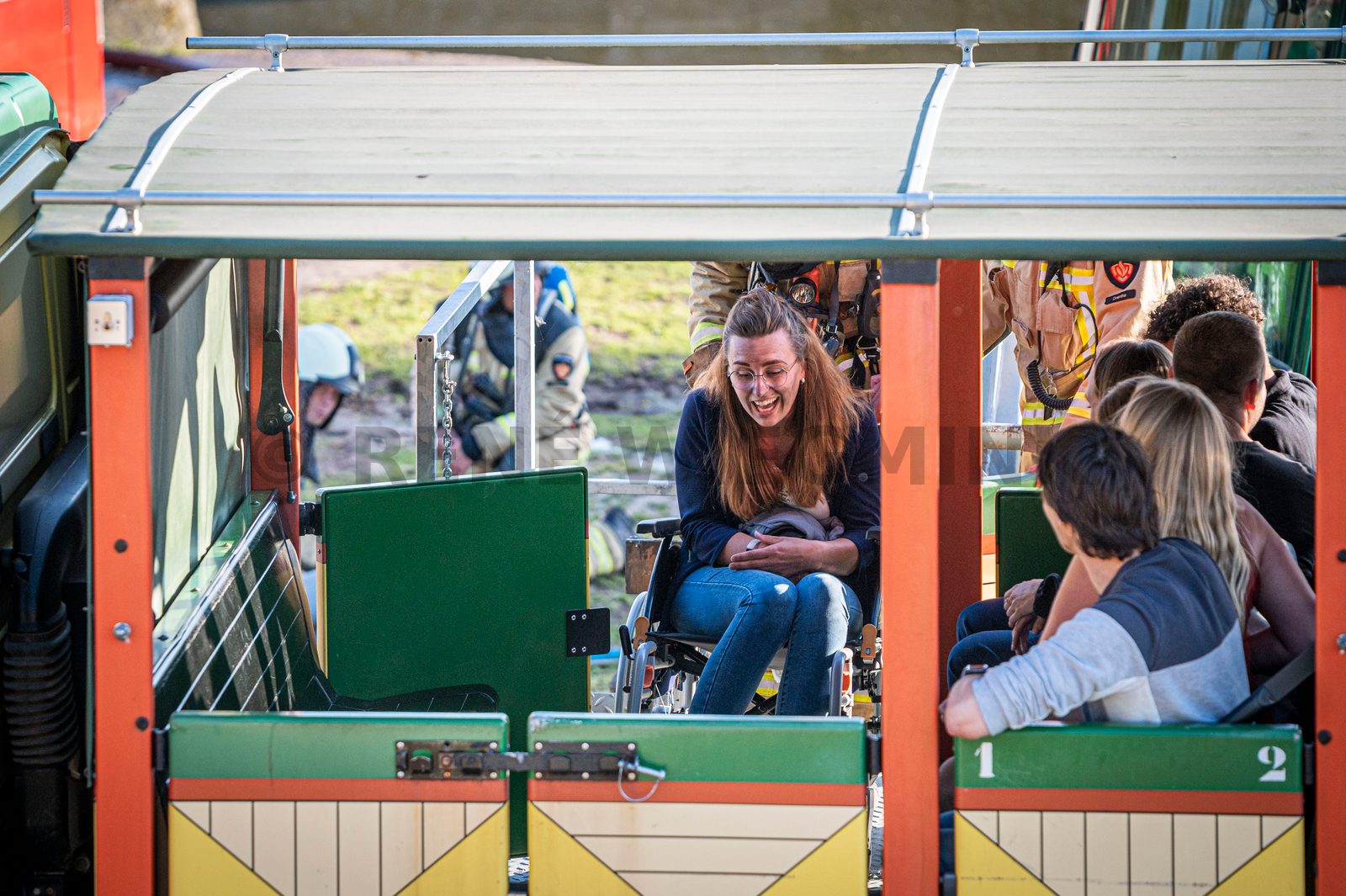 In een safari-truck is brand uitgebroken, midden in het verblijf met wilde dieren. Dat is het scenario van een grootscheepse oefening tussen het Noodhulpteam van het Rode Kruis, de brandweer en de BHV-organisatie van dierenpark Wildlands. Tientallen gewonden moesten door de hulpdiensten worden opgevangen en behandeld.