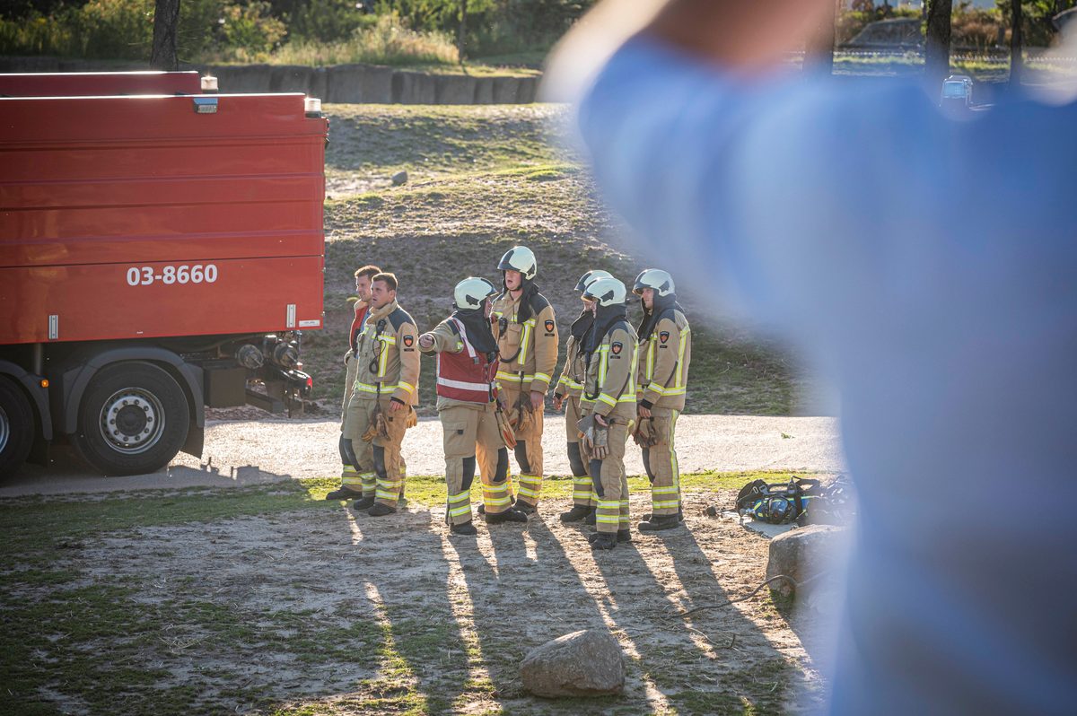 In een safari-truck is brand uitgebroken, midden in het verblijf met wilde dieren. Dat is het scenario van een grootscheepse oefening tussen het Noodhulpteam van het Rode Kruis, de brandweer en de BHV-organisatie van dierenpark Wildlands. Tientallen gewonden moesten door de hulpdiensten worden opgevangen en behandeld.