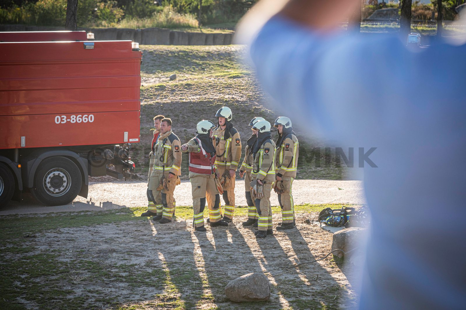 In een safari-truck is brand uitgebroken, midden in het verblijf met wilde dieren. Dat is het scenario van een grootscheepse oefening tussen het Noodhulpteam van het Rode Kruis, de brandweer en de BHV-organisatie van dierenpark Wildlands. Tientallen gewonden moesten door de hulpdiensten worden opgevangen en behandeld.