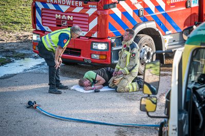 In een safari-truck is brand uitgebroken, midden in het verblijf met wilde dieren. Dat is het scenario van een grootscheepse oefening tussen het Noodhulpteam van het Rode Kruis, de brandweer en de BHV-organisatie van dierenpark Wildlands. Tientallen gewonden moesten door de hulpdiensten worden opgevangen en behandeld.