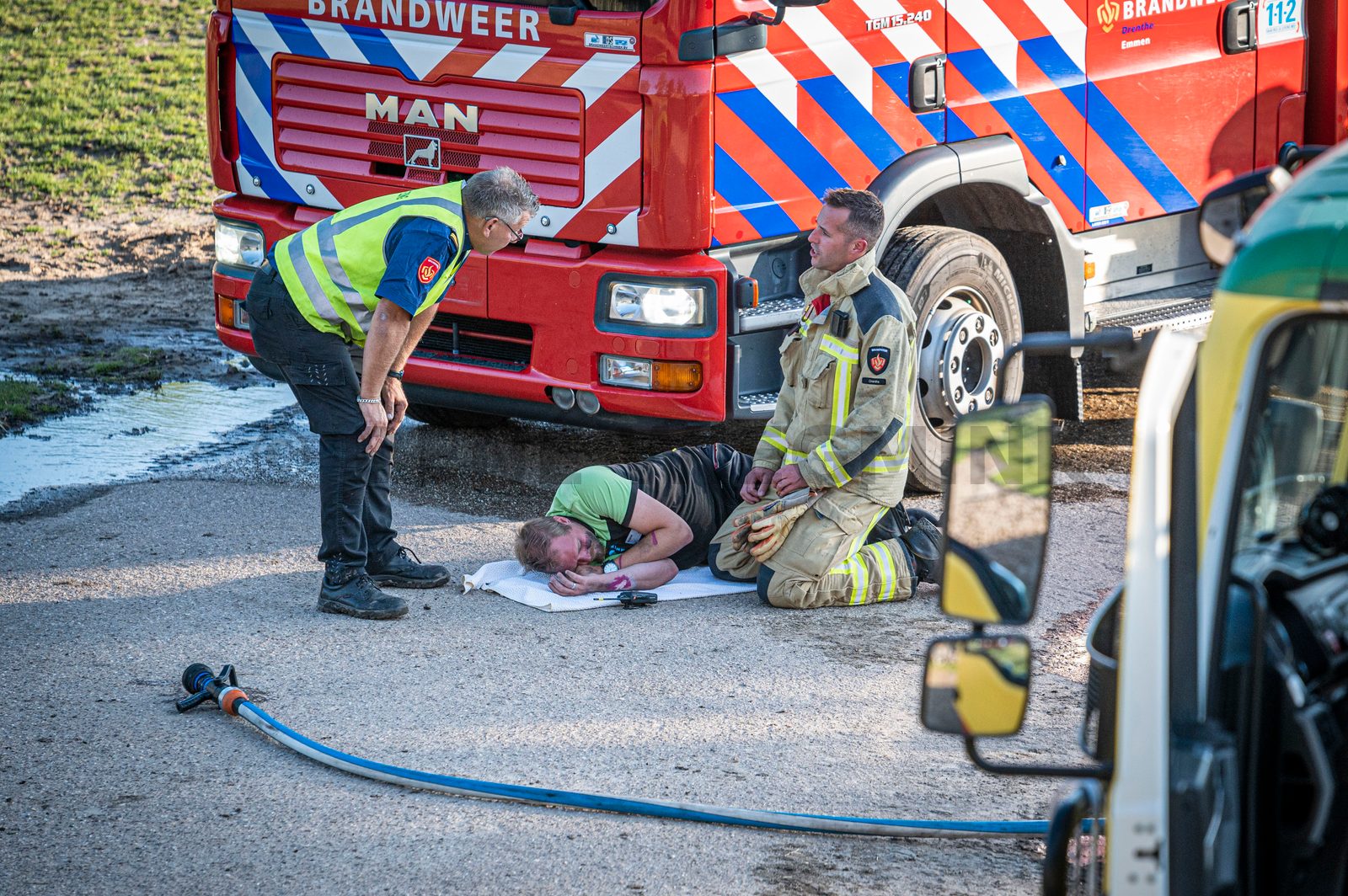 In een safari-truck is brand uitgebroken, midden in het verblijf met wilde dieren. Dat is het scenario van een grootscheepse oefening tussen het Noodhulpteam van het Rode Kruis, de brandweer en de BHV-organisatie van dierenpark Wildlands. Tientallen gewonden moesten door de hulpdiensten worden opgevangen en behandeld.