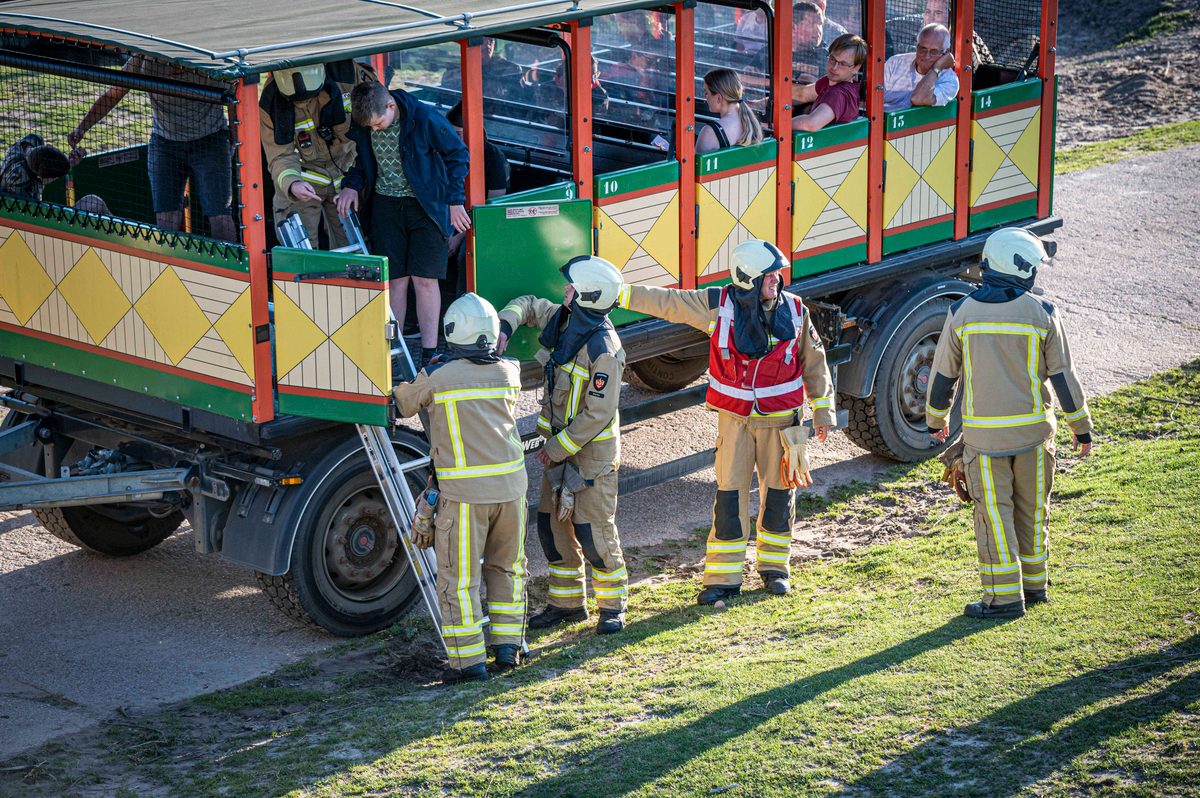 In een safari-truck is brand uitgebroken, midden in het verblijf met wilde dieren. Dat is het scenario van een grootscheepse oefening tussen het Noodhulpteam van het Rode Kruis, de brandweer en de BHV-organisatie van dierenpark Wildlands. Tientallen gewonden moesten door de hulpdiensten worden opgevangen en behandeld.