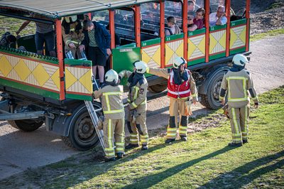 In een safari-truck is brand uitgebroken, midden in het verblijf met wilde dieren. Dat is het scenario van een grootscheepse oefening tussen het Noodhulpteam van het Rode Kruis, de brandweer en de BHV-organisatie van dierenpark Wildlands. Tientallen gewonden moesten door de hulpdiensten worden opgevangen en behandeld.