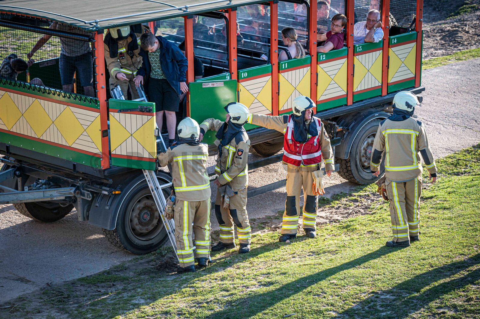 In een safari-truck is brand uitgebroken, midden in het verblijf met wilde dieren. Dat is het scenario van een grootscheepse oefening tussen het Noodhulpteam van het Rode Kruis, de brandweer en de BHV-organisatie van dierenpark Wildlands. Tientallen gewonden moesten door de hulpdiensten worden opgevangen en behandeld.