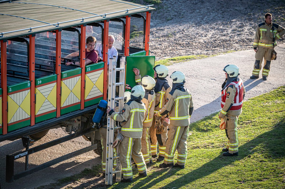 In een safari-truck is brand uitgebroken, midden in het verblijf met wilde dieren. Dat is het scenario van een grootscheepse oefening tussen het Noodhulpteam van het Rode Kruis, de brandweer en de BHV-organisatie van dierenpark Wildlands. Tientallen gewonden moesten door de hulpdiensten worden opgevangen en behandeld.
