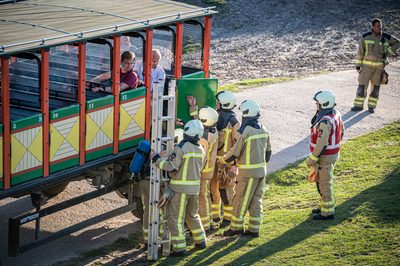 In een safari-truck is brand uitgebroken, midden in het verblijf met wilde dieren. Dat is het scenario van een grootscheepse oefening tussen het Noodhulpteam van het Rode Kruis, de brandweer en de BHV-organisatie van dierenpark Wildlands. Tientallen gewonden moesten door de hulpdiensten worden opgevangen en behandeld.