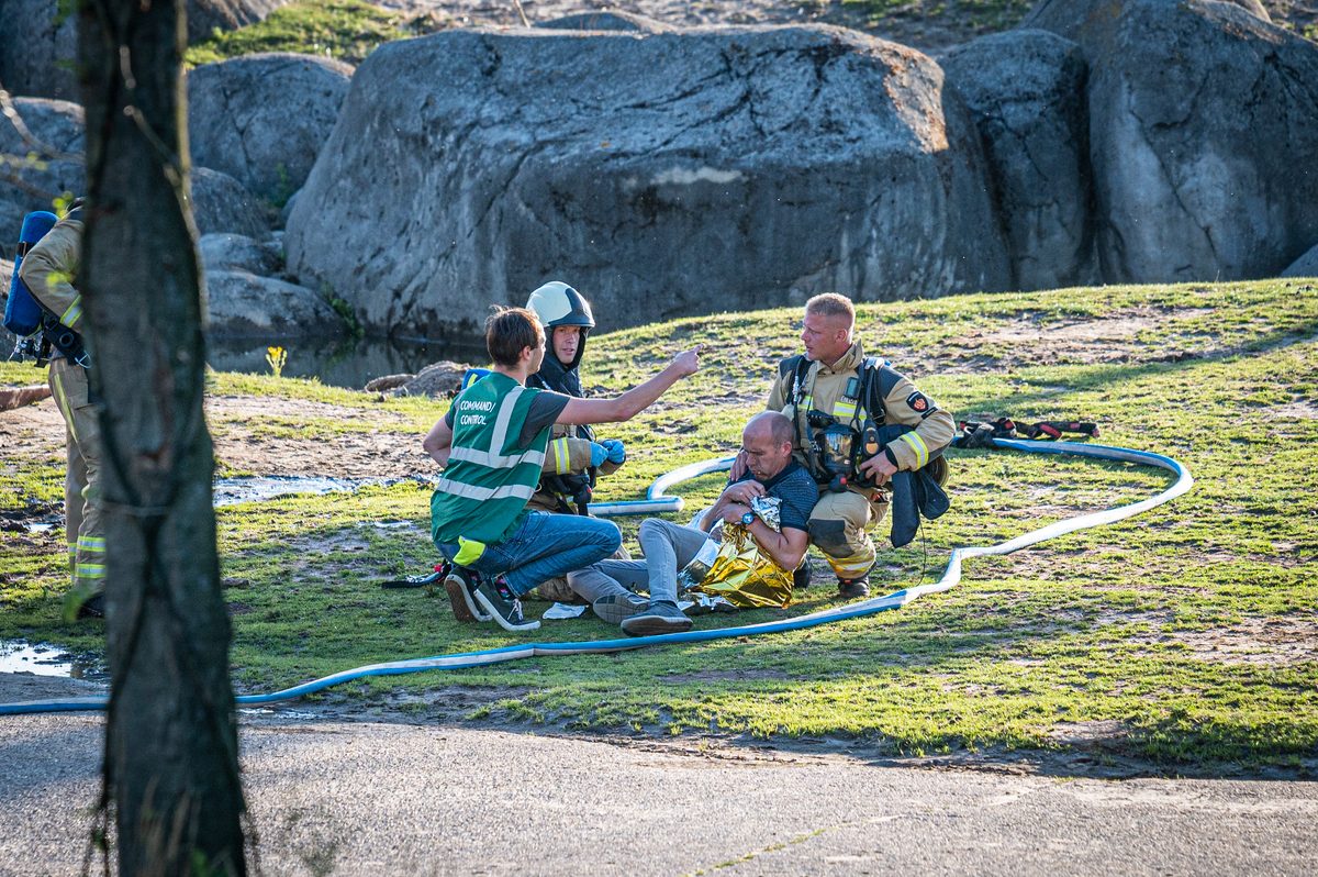 In een safari-truck is brand uitgebroken, midden in het verblijf met wilde dieren. Dat is het scenario van een grootscheepse oefening tussen het Noodhulpteam van het Rode Kruis, de brandweer en de BHV-organisatie van dierenpark Wildlands. Tientallen gewonden moesten door de hulpdiensten worden opgevangen en behandeld.