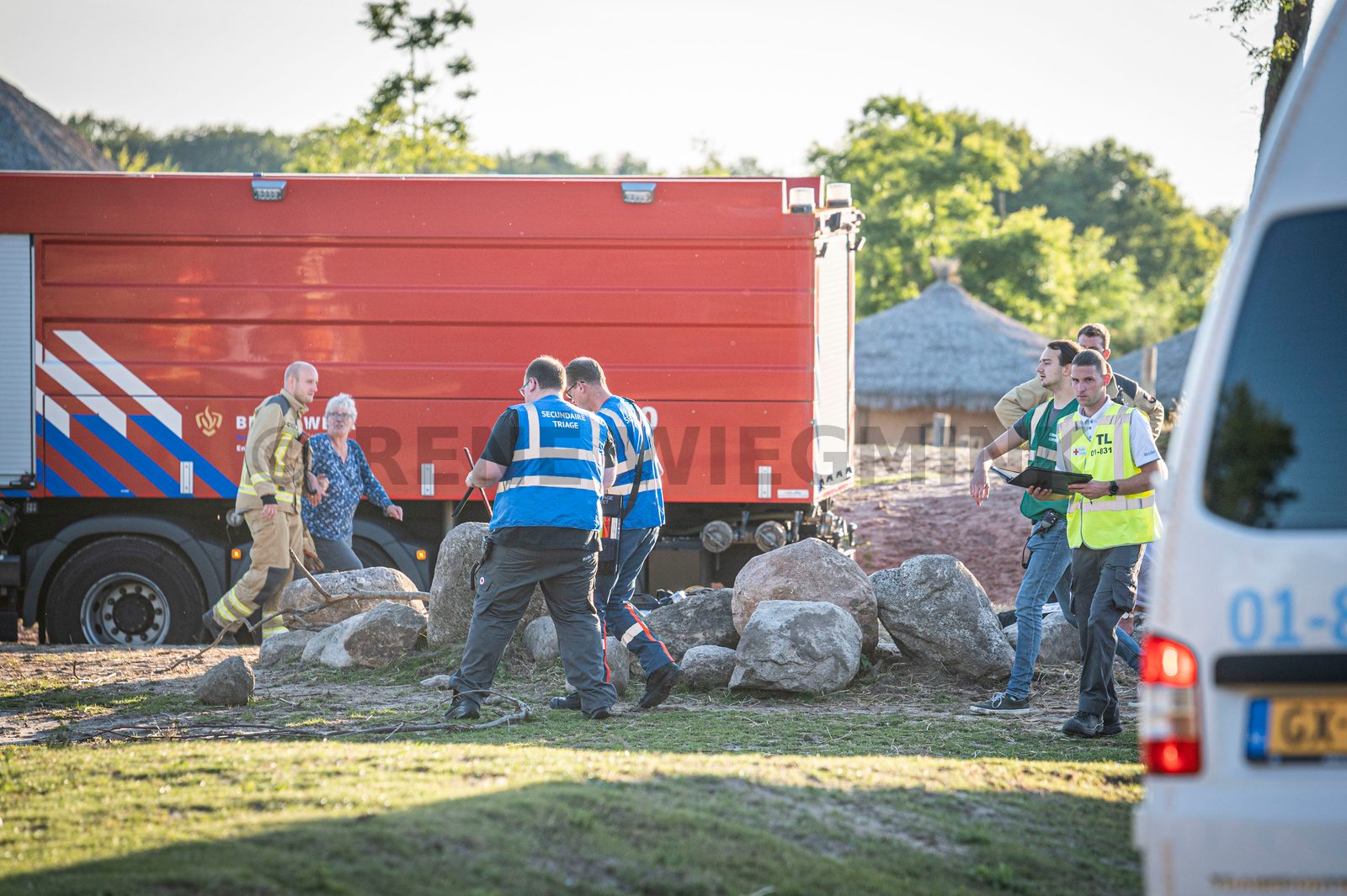 In een safari-truck is brand uitgebroken, midden in het verblijf met wilde dieren. Dat is het scenario van een grootscheepse oefening tussen het Noodhulpteam van het Rode Kruis, de brandweer en de BHV-organisatie van dierenpark Wildlands. Tientallen gewonden moesten door de hulpdiensten worden opgevangen en behandeld.