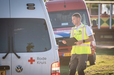 In een safari-truck is brand uitgebroken, midden in het verblijf met wilde dieren. Dat is het scenario van een grootscheepse oefening tussen het Noodhulpteam van het Rode Kruis, de brandweer en de BHV-organisatie van dierenpark Wildlands. Tientallen gewonden moesten door de hulpdiensten worden opgevangen en behandeld.