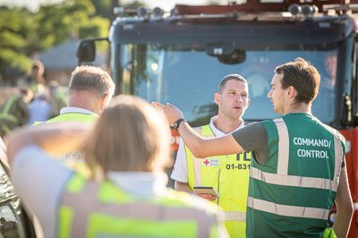 In een safari-truck is brand uitgebroken, midden in het verblijf met wilde dieren. Dat is het scenario van een grootscheepse oefening tussen het Noodhulpteam van het Rode Kruis, de brandweer en de BHV-organisatie van dierenpark Wildlands. Tientallen gewonden moesten door de hulpdiensten worden opgevangen en behandeld.