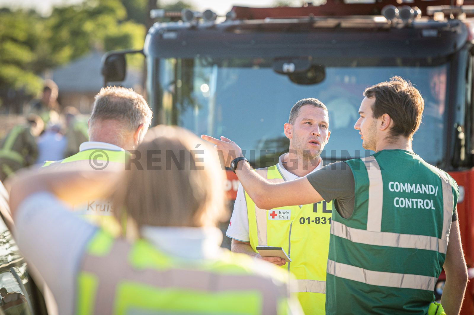 In een safari-truck is brand uitgebroken, midden in het verblijf met wilde dieren. Dat is het scenario van een grootscheepse oefening tussen het Noodhulpteam van het Rode Kruis, de brandweer en de BHV-organisatie van dierenpark Wildlands. Tientallen gewonden moesten door de hulpdiensten worden opgevangen en behandeld.