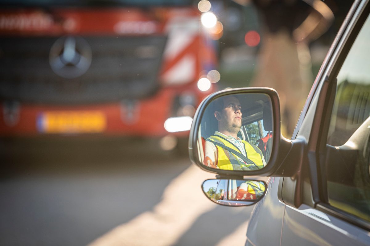 In een safari-truck is brand uitgebroken, midden in het verblijf met wilde dieren. Dat is het scenario van een grootscheepse oefening tussen het Noodhulpteam van het Rode Kruis, de brandweer en de BHV-organisatie van dierenpark Wildlands. Tientallen gewonden moesten door de hulpdiensten worden opgevangen en behandeld.