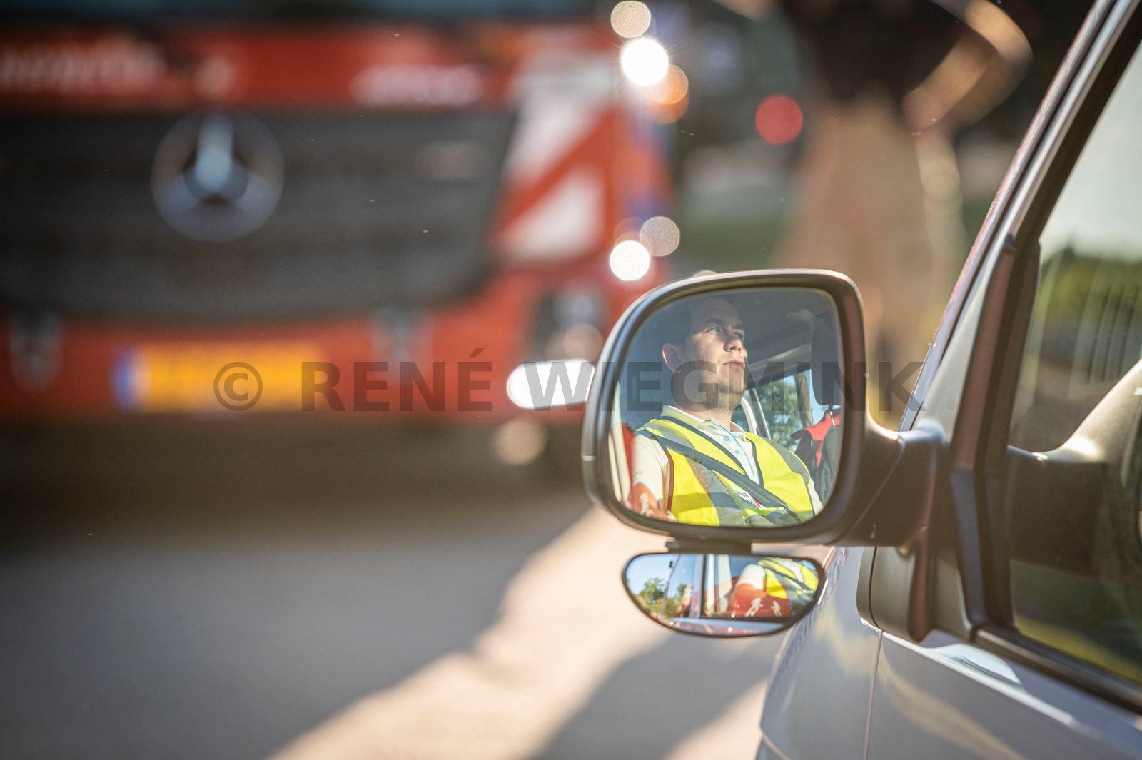 In een safari-truck is brand uitgebroken, midden in het verblijf met wilde dieren. Dat is het scenario van een grootscheepse oefening tussen het Noodhulpteam van het Rode Kruis, de brandweer en de BHV-organisatie van dierenpark Wildlands. Tientallen gewonden moesten door de hulpdiensten worden opgevangen en behandeld.