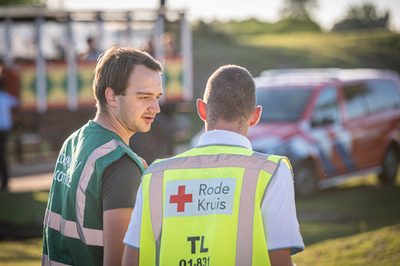 In een safari-truck is brand uitgebroken, midden in het verblijf met wilde dieren. Dat is het scenario van een grootscheepse oefening tussen het Noodhulpteam van het Rode Kruis, de brandweer en de BHV-organisatie van dierenpark Wildlands. Tientallen gewonden moesten door de hulpdiensten worden opgevangen en behandeld.