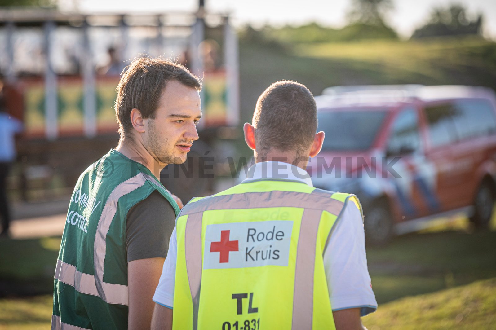 In een safari-truck is brand uitgebroken, midden in het verblijf met wilde dieren. Dat is het scenario van een grootscheepse oefening tussen het Noodhulpteam van het Rode Kruis, de brandweer en de BHV-organisatie van dierenpark Wildlands. Tientallen gewonden moesten door de hulpdiensten worden opgevangen en behandeld.