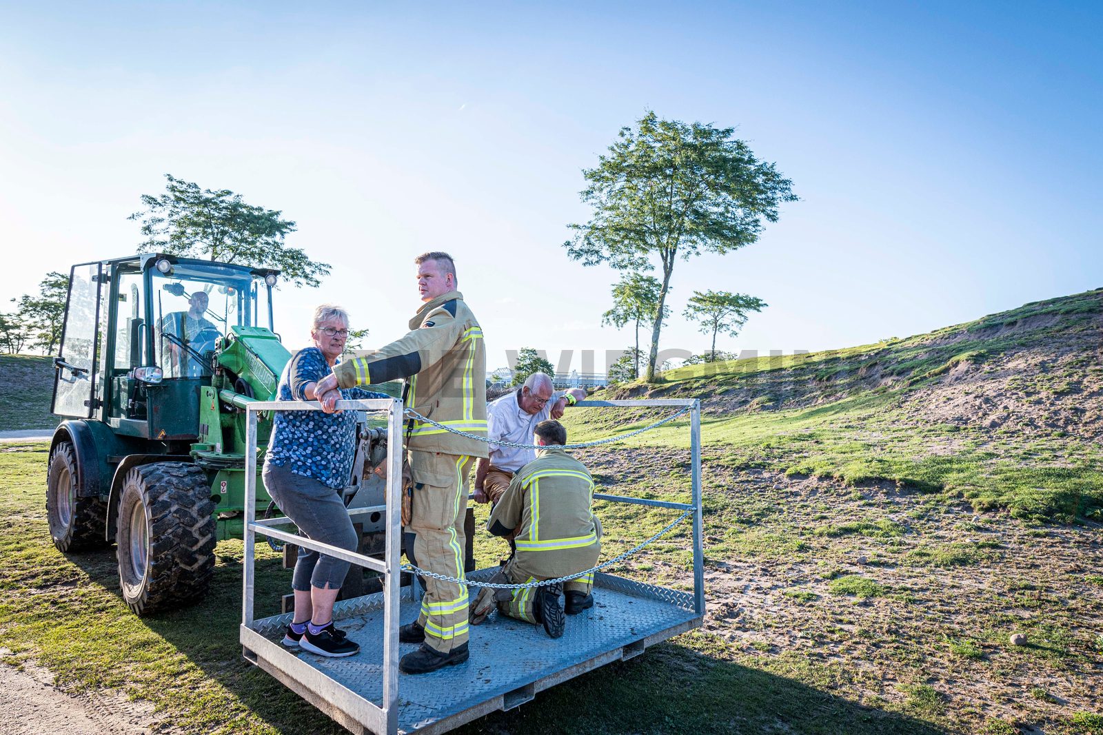 In een safari-truck is brand uitgebroken, midden in het verblijf met wilde dieren. Dat is het scenario van een grootscheepse oefening tussen het Noodhulpteam van het Rode Kruis, de brandweer en de BHV-organisatie van dierenpark Wildlands. Tientallen gewonden moesten door de hulpdiensten worden opgevangen en behandeld.