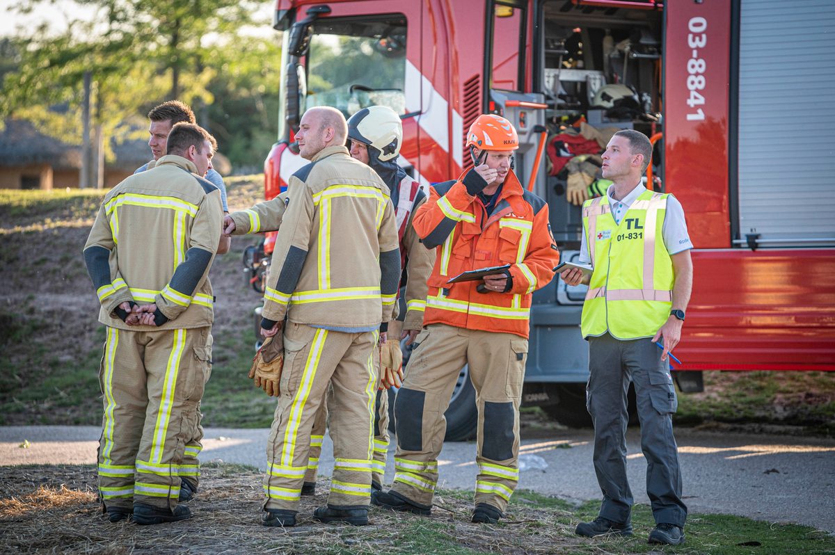 In een safari-truck is brand uitgebroken, midden in het verblijf met wilde dieren. Dat is het scenario van een grootscheepse oefening tussen het Noodhulpteam van het Rode Kruis, de brandweer en de BHV-organisatie van dierenpark Wildlands. Tientallen gewonden moesten door de hulpdiensten worden opgevangen en behandeld.