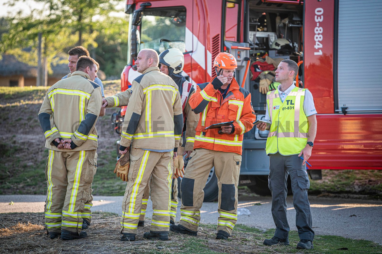 In een safari-truck is brand uitgebroken, midden in het verblijf met wilde dieren. Dat is het scenario van een grootscheepse oefening tussen het Noodhulpteam van het Rode Kruis, de brandweer en de BHV-organisatie van dierenpark Wildlands. Tientallen gewonden moesten door de hulpdiensten worden opgevangen en behandeld.