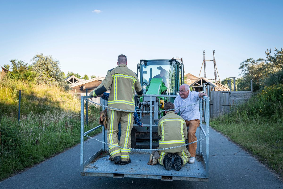 In een safari-truck is brand uitgebroken, midden in het verblijf met wilde dieren. Dat is het scenario van een grootscheepse oefening tussen het Noodhulpteam van het Rode Kruis, de brandweer en de BHV-organisatie van dierenpark Wildlands. Tientallen gewonden moesten door de hulpdiensten worden opgevangen en behandeld.