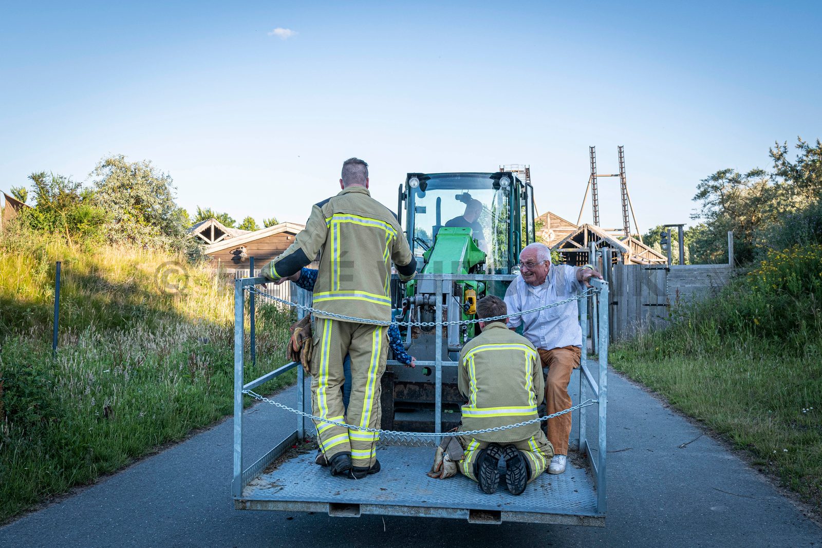 In een safari-truck is brand uitgebroken, midden in het verblijf met wilde dieren. Dat is het scenario van een grootscheepse oefening tussen het Noodhulpteam van het Rode Kruis, de brandweer en de BHV-organisatie van dierenpark Wildlands. Tientallen gewonden moesten door de hulpdiensten worden opgevangen en behandeld.