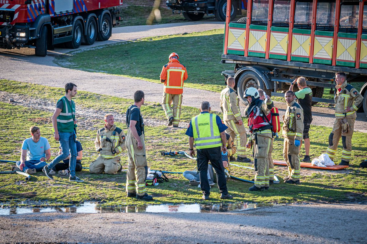 In een safari-truck is brand uitgebroken, midden in het verblijf met wilde dieren. Dat is het scenario van een grootscheepse oefening tussen het Noodhulpteam van het Rode Kruis, de brandweer en de BHV-organisatie van dierenpark Wildlands. Tientallen gewonden moesten door de hulpdiensten worden opgevangen en behandeld.