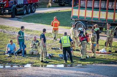 In een safari-truck is brand uitgebroken, midden in het verblijf met wilde dieren. Dat is het scenario van een grootscheepse oefening tussen het Noodhulpteam van het Rode Kruis, de brandweer en de BHV-organisatie van dierenpark Wildlands. Tientallen gewonden moesten door de hulpdiensten worden opgevangen en behandeld.