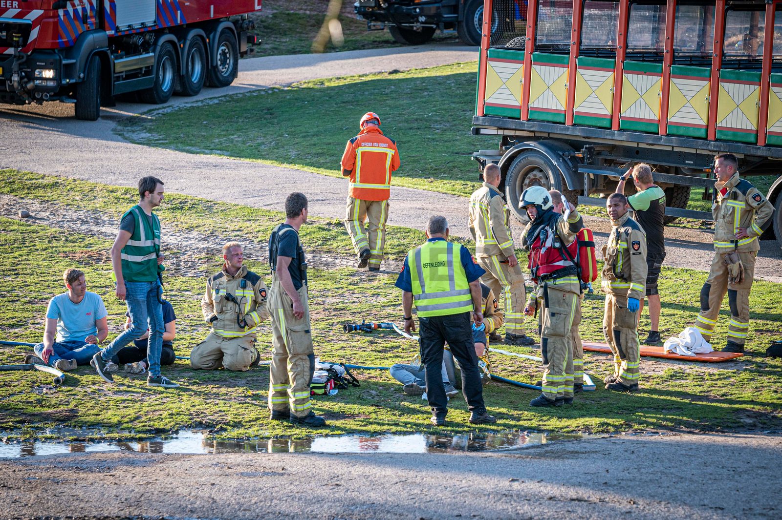 In een safari-truck is brand uitgebroken, midden in het verblijf met wilde dieren. Dat is het scenario van een grootscheepse oefening tussen het Noodhulpteam van het Rode Kruis, de brandweer en de BHV-organisatie van dierenpark Wildlands. Tientallen gewonden moesten door de hulpdiensten worden opgevangen en behandeld.