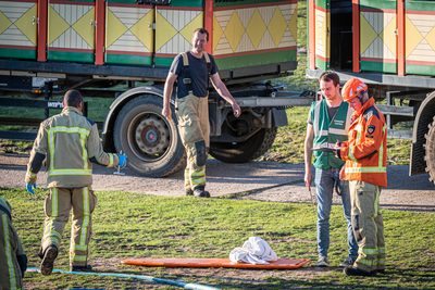 In een safari-truck is brand uitgebroken, midden in het verblijf met wilde dieren. Dat is het scenario van een grootscheepse oefening tussen het Noodhulpteam van het Rode Kruis, de brandweer en de BHV-organisatie van dierenpark Wildlands. Tientallen gewonden moesten door de hulpdiensten worden opgevangen en behandeld.