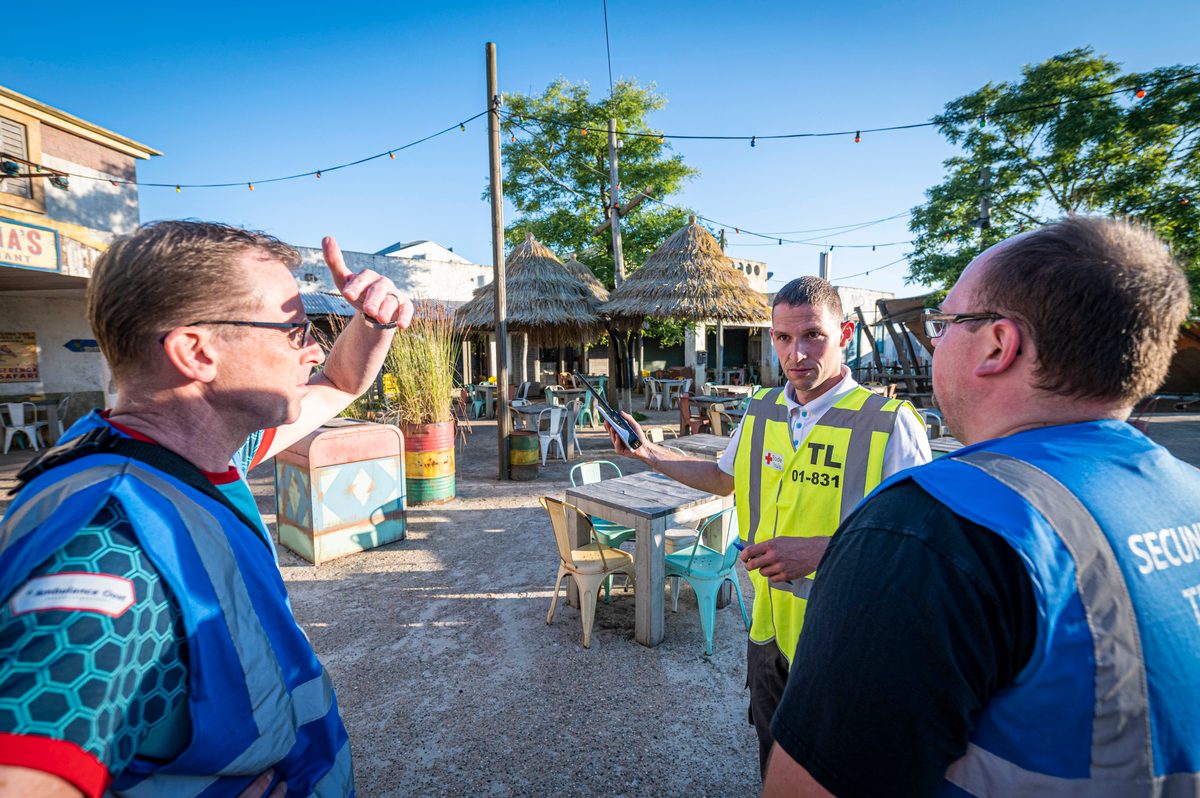 In een safari-truck is brand uitgebroken, midden in het verblijf met wilde dieren. Dat is het scenario van een grootscheepse oefening tussen het Noodhulpteam van het Rode Kruis, de brandweer en de BHV-organisatie van dierenpark Wildlands. Tientallen gewonden moesten door de hulpdiensten worden opgevangen en behandeld.
