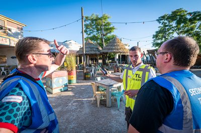 In een safari-truck is brand uitgebroken, midden in het verblijf met wilde dieren. Dat is het scenario van een grootscheepse oefening tussen het Noodhulpteam van het Rode Kruis, de brandweer en de BHV-organisatie van dierenpark Wildlands. Tientallen gewonden moesten door de hulpdiensten worden opgevangen en behandeld.