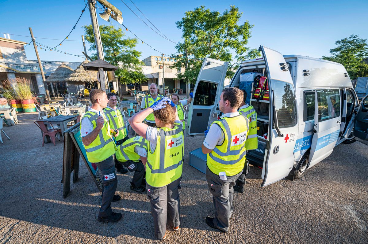 In een safari-truck is brand uitgebroken, midden in het verblijf met wilde dieren. Dat is het scenario van een grootscheepse oefening tussen het Noodhulpteam van het Rode Kruis, de brandweer en de BHV-organisatie van dierenpark Wildlands. Tientallen gewonden moesten door de hulpdiensten worden opgevangen en behandeld.