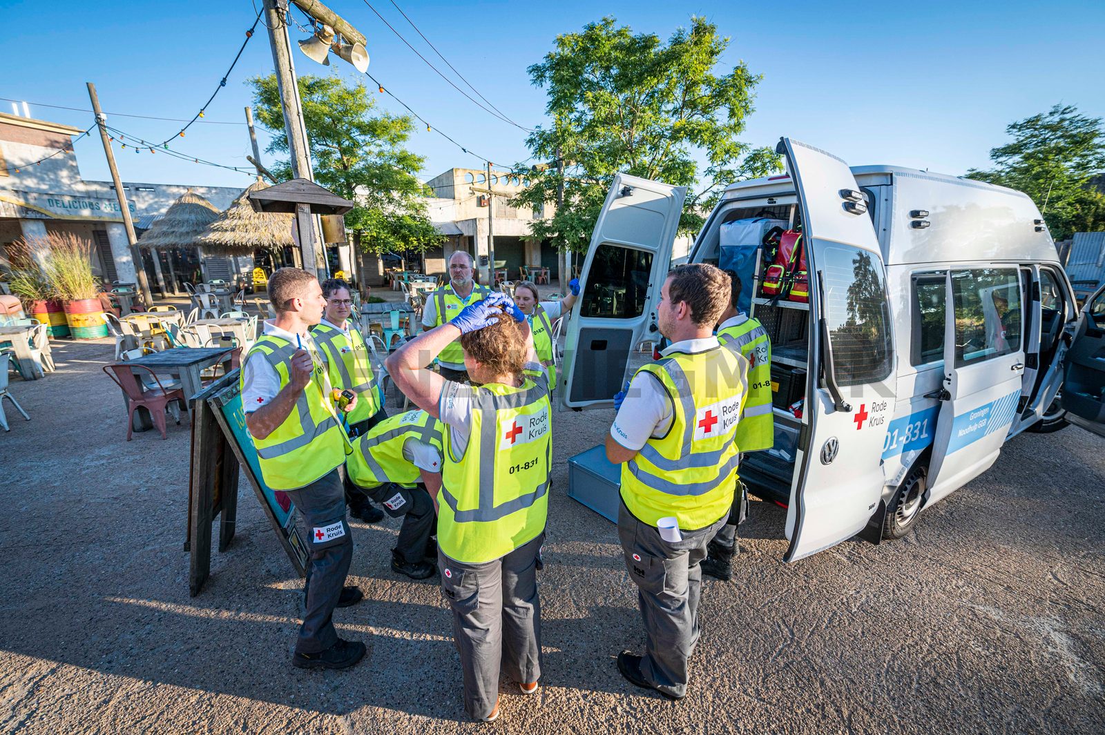 In een safari-truck is brand uitgebroken, midden in het verblijf met wilde dieren. Dat is het scenario van een grootscheepse oefening tussen het Noodhulpteam van het Rode Kruis, de brandweer en de BHV-organisatie van dierenpark Wildlands. Tientallen gewonden moesten door de hulpdiensten worden opgevangen en behandeld.