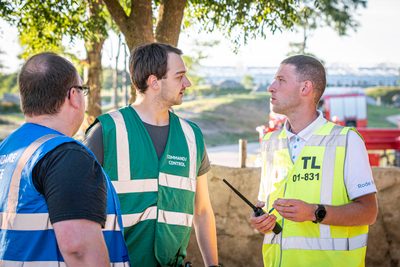 In een safari-truck is brand uitgebroken, midden in het verblijf met wilde dieren. Dat is het scenario van een grootscheepse oefening tussen het Noodhulpteam van het Rode Kruis, de brandweer en de BHV-organisatie van dierenpark Wildlands. Tientallen gewonden moesten door de hulpdiensten worden opgevangen en behandeld.