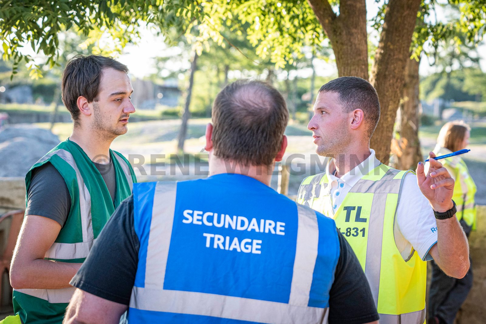 In een safari-truck is brand uitgebroken, midden in het verblijf met wilde dieren. Dat is het scenario van een grootscheepse oefening tussen het Noodhulpteam van het Rode Kruis, de brandweer en de BHV-organisatie van dierenpark Wildlands. Tientallen gewonden moesten door de hulpdiensten worden opgevangen en behandeld.